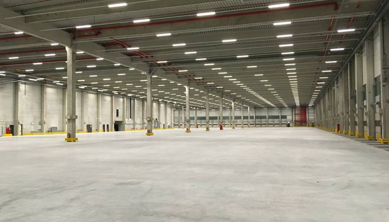 Helle Lagerhalle - abgeschlossene Beleuchtungstechnik: Referenz der Rudolf Fritz GmbH
