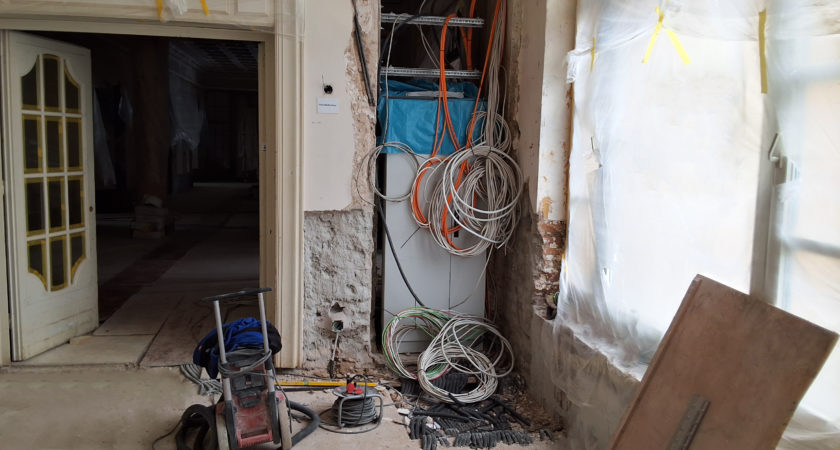 Baustelle laufende Elektroinstallationsarbeiten